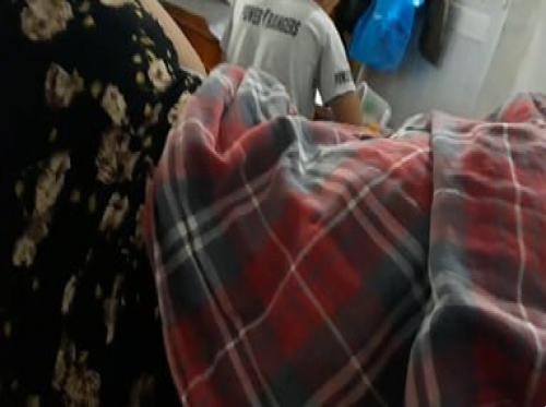 Dia harus berpuasa sepanjang minggu jadi dia meniduri istrinya di siang hari saat anak-anak sedang bermain