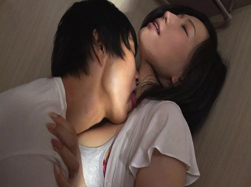 Bibi dan keponakan saling bercinta secara inses