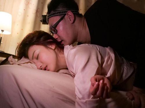 Di tengah malam, aku menyelinap ke kamar tidur saudara tiriku