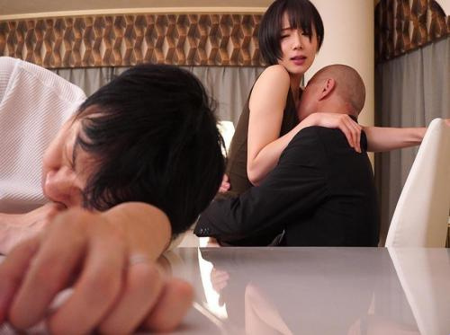 Suamiku, maafkan aku, tapi bercinta dengan bosmu terasa menyenangkan